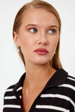 Beyaz Taşlı Kalpli Model Gümüş Küpe