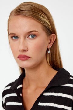 Beyaz Taşlı Kalpli Model Gümüş Küpe