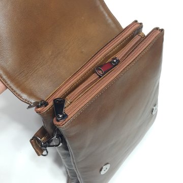 El Tutmalı Omuz Askılı Mıknatıslı Deri Çanta Taba