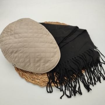 Kare Desenli Krem Renk Kasket ve Atkı İkili Takım