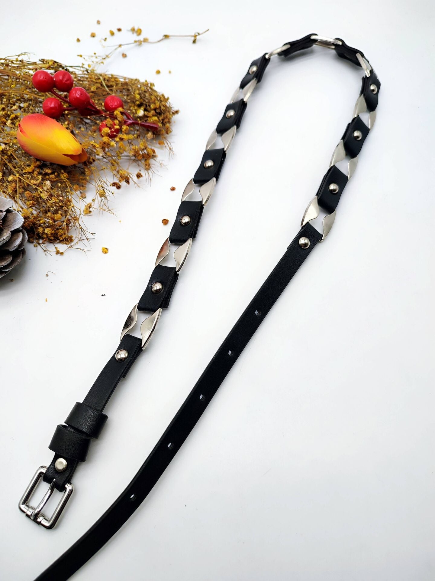 Kemerinde Metal Detaylı Gümüş Renk Tokalı Kadın Kemer