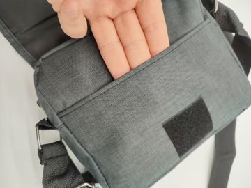 Orta Boy Postacı Model Erkek El ve Omuz Çantası