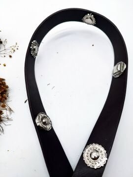 Yuvarlak İşleme Desenli Gümüş Renk Tokalı Kadın Kemer