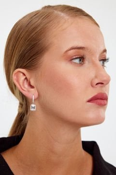 Kare Model Beyaz Taşlı Gümüş Küpe