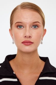 Kare Model Beyaz Taşlı Gümüş Küpe